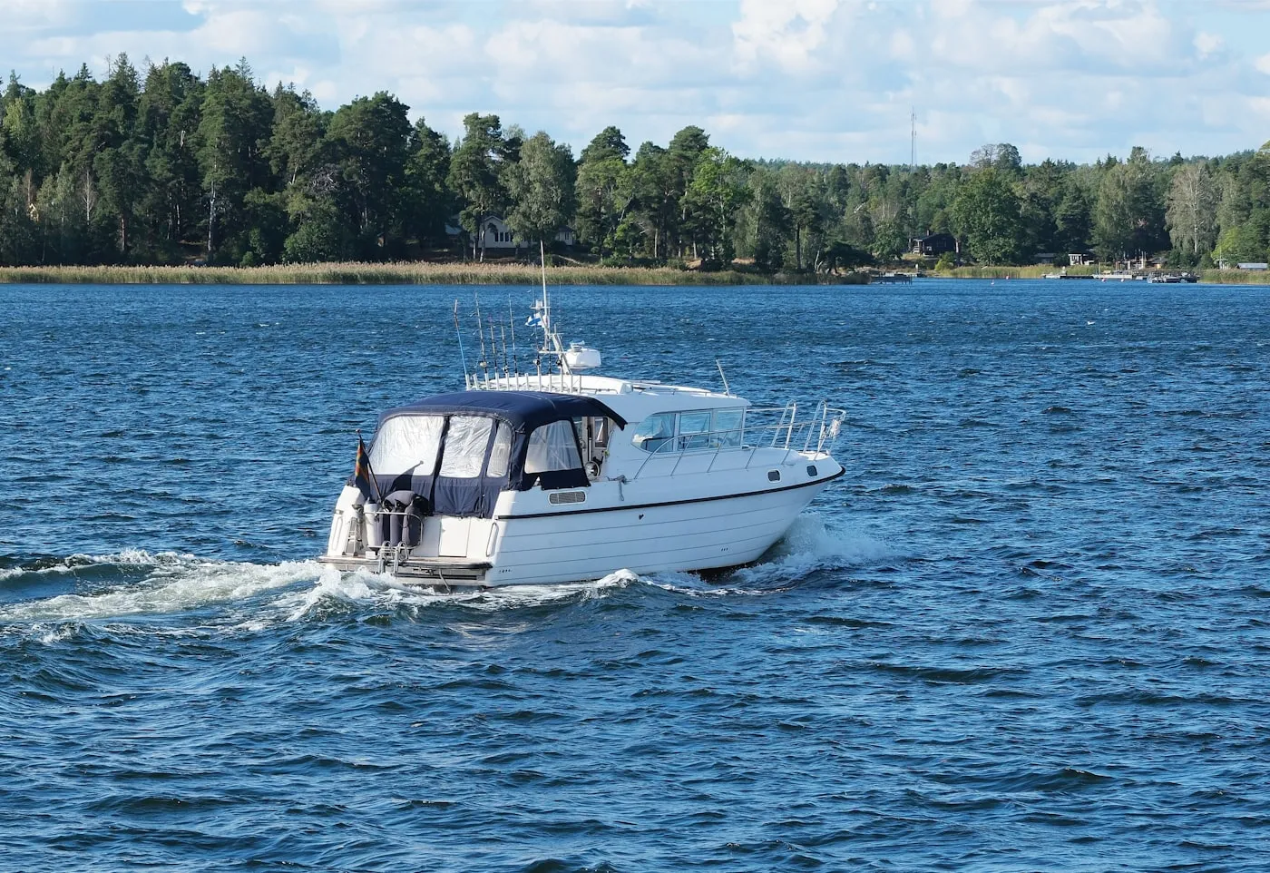 Bateau à moteur naviguant au large